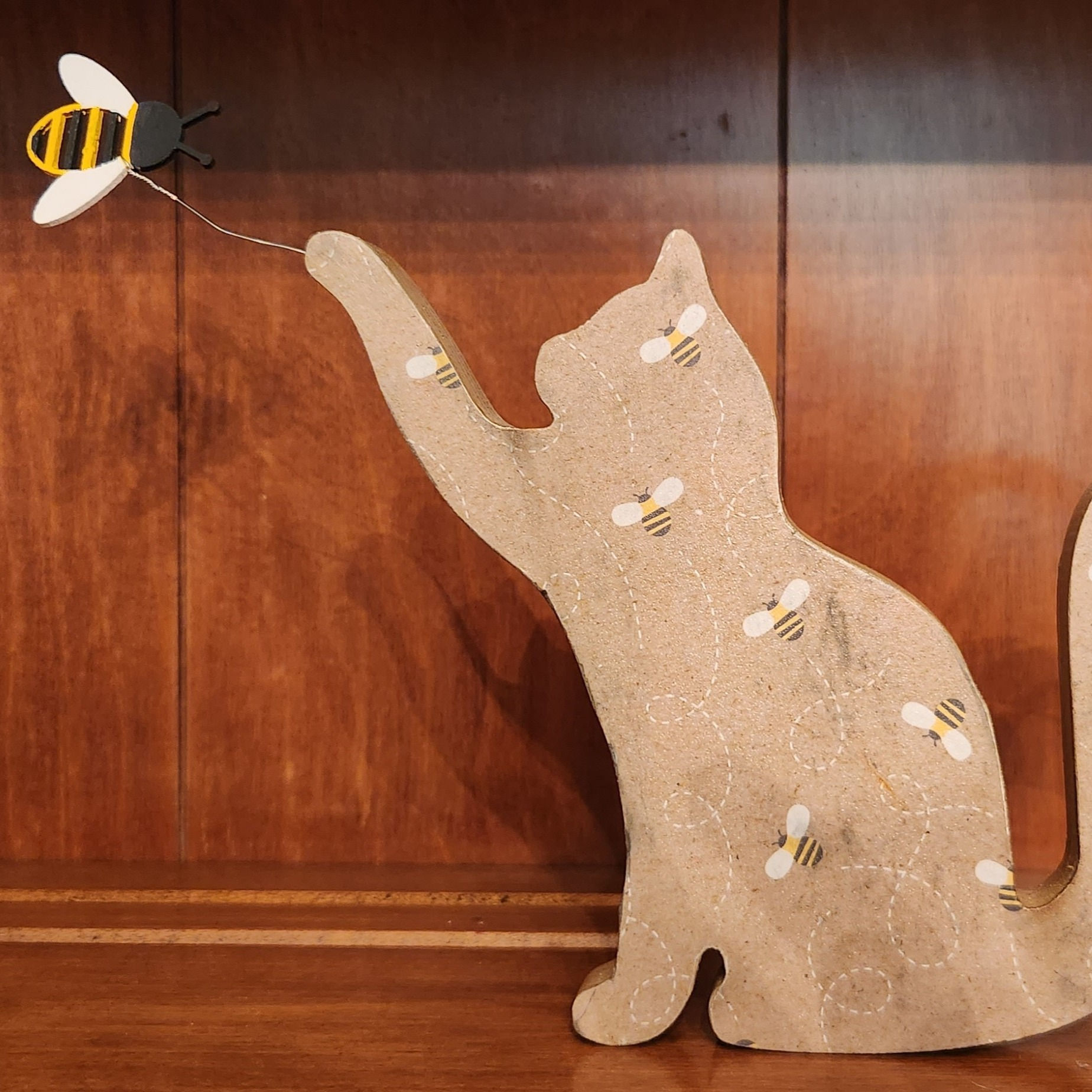 Cat with Bee Shelf Sitter