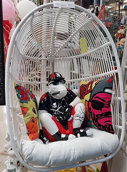 Singe dans fauteil suspendu