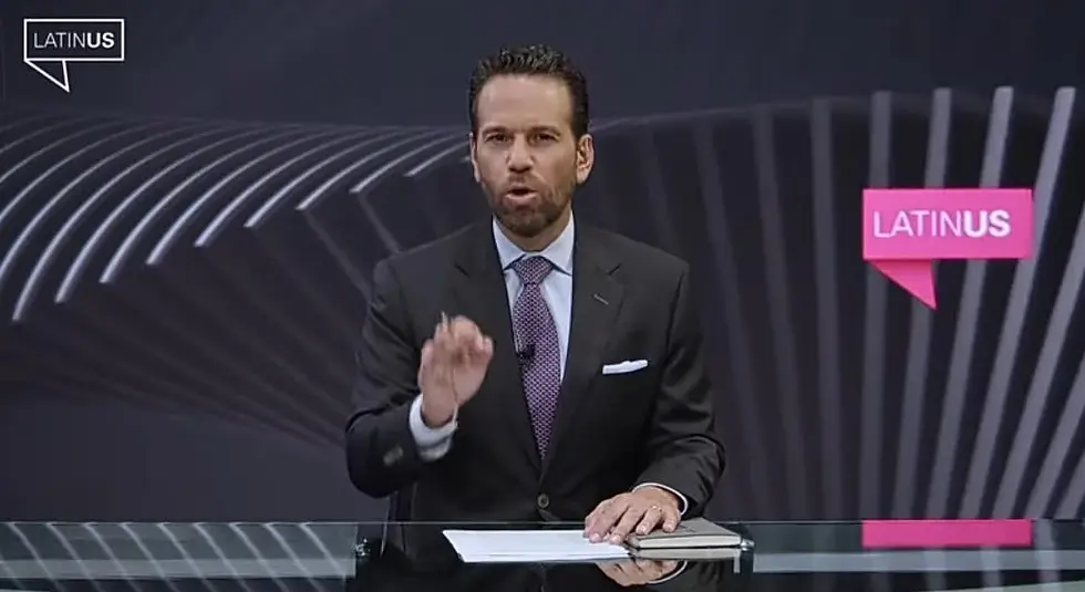 Lo que Latinus presentó como una “imitación” es un gesto simbólico y político que responde a un contexto nacional muy distinto.