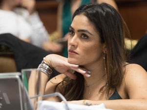 Alessandra Rojo analiza fundir estatuas de Fidel y el Che “para hacer coladeras”