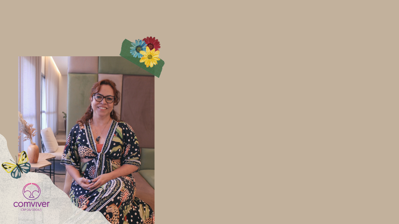 Foto da Dra Ana Celeste sentada em seu consultório, sorrindo para a câmera