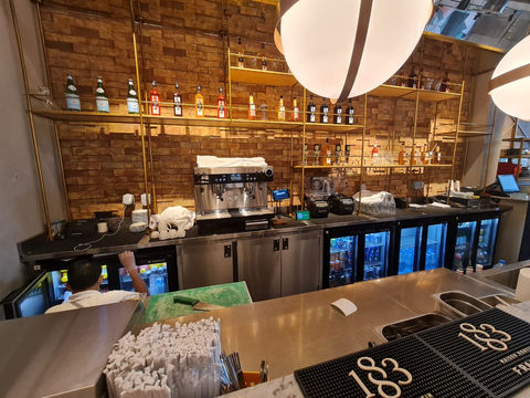 HURRICANE GRILL - BAR COUNTER 2