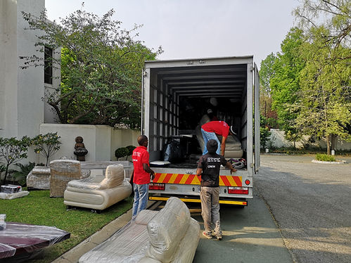 I MOVES SA Employees Packing 17