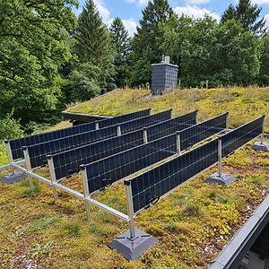 kleines Flachdach SOLon vertikal Solaranalge.png