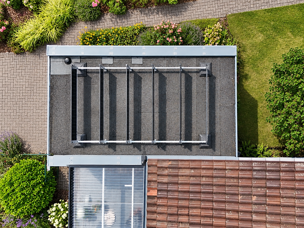Mit SOLon hat SOLYCO ein solches vertikales PV-System entwickelt. Für Garagen und kleinere Flachdächer ist SOLon als vorkonfigurierbares Solaranlagen-Kit erhältlich