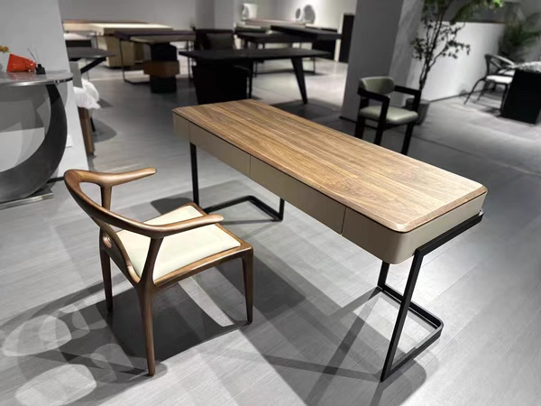 Multilayer solid wood working desk