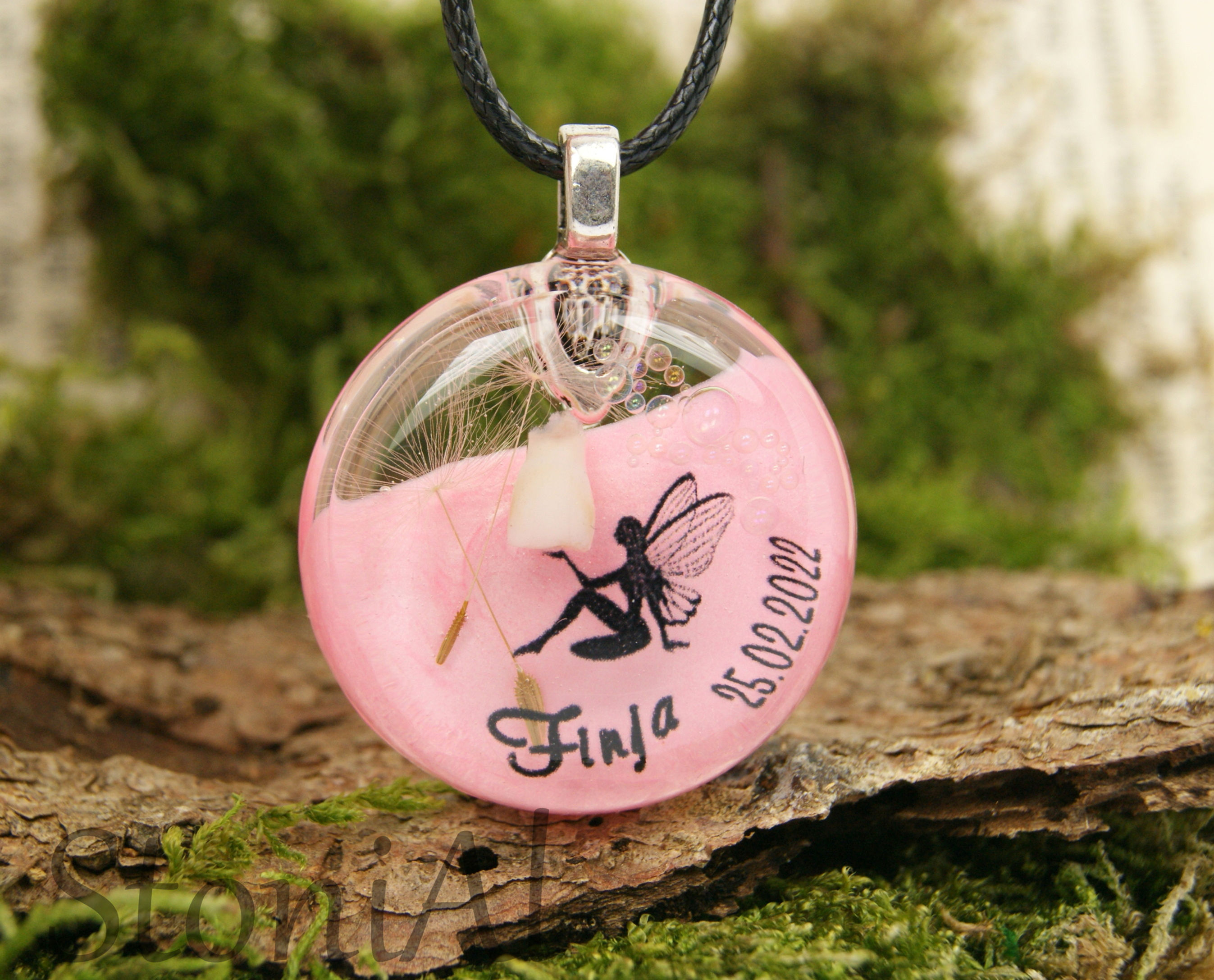 Zahnfee sitzend mit Pusteblumen