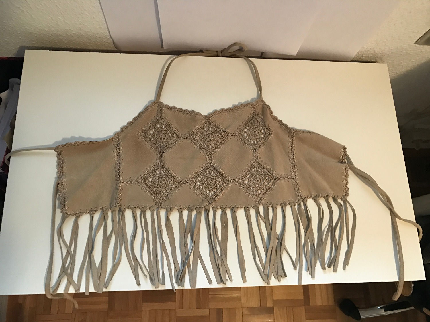 CONJUNTO MARRÓN CON LENTENJUELAS