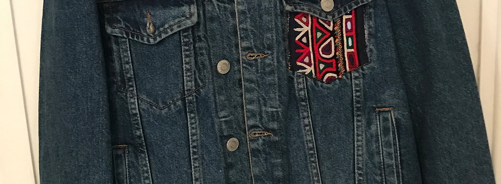 CHAQUETA TEJANACON BOLSILLO BORDADO