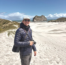 backpacker op strand, nieuw-zeeland, reizen, reistips, soloreizen