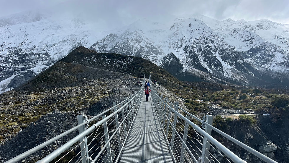 Wandelaars steken een hangbrug over in de Hooker Valley bij Aoraki/Mount Cook