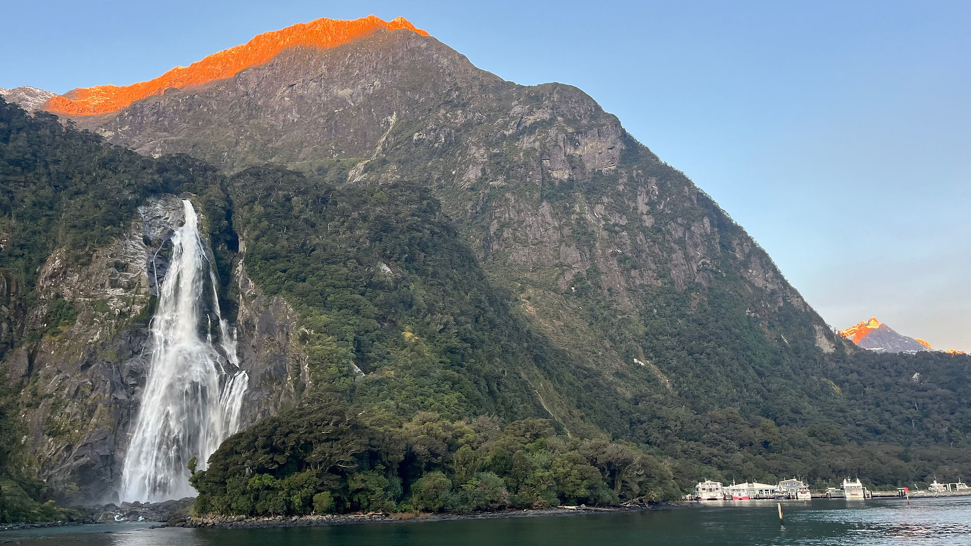 Zonsondergang en waterval bij Milford Sound