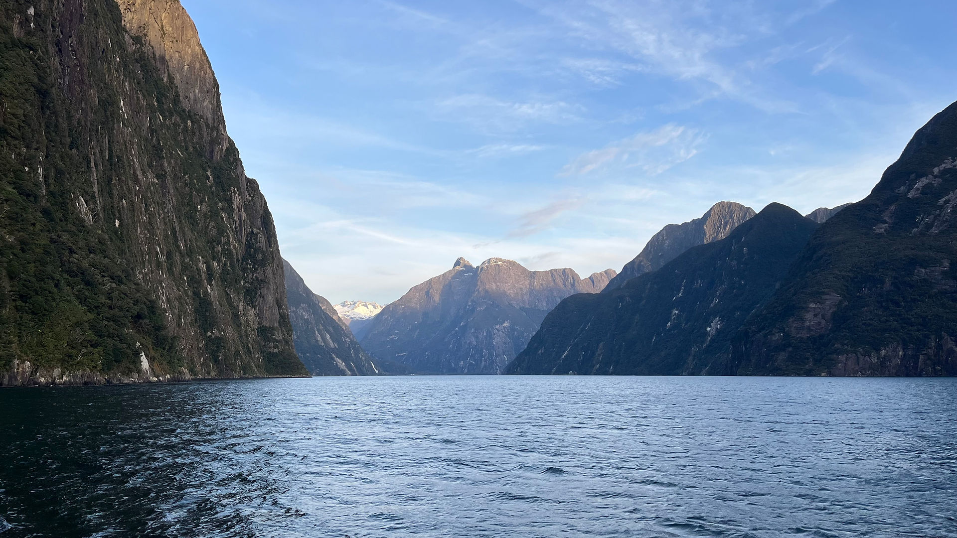 Uitzicht over het water bij Milford Sound, Nieuw-Zeeland