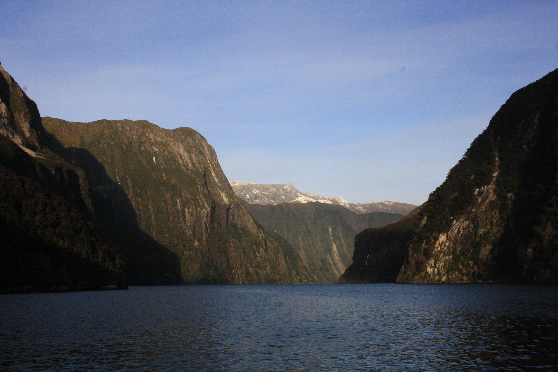 Uitzicht op de stijle rotswanden van Milford Sound, Nieuw-Zeeland