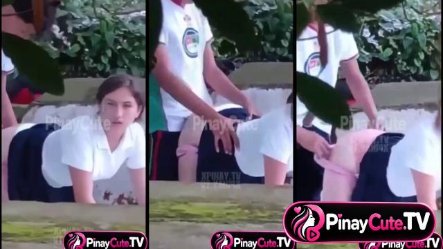 Hawak Ang Baywang Habang Isinasagad Ang Burat