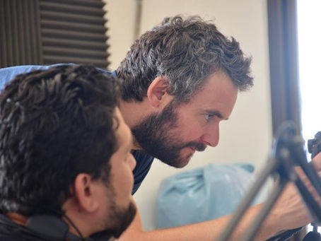 Cineasta inglés filma documental sobre medios comunitarios