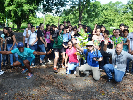 Estudiantes del CTP Orotina, sembraron 50 almendros en el "Día del Arbol"