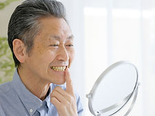 歯をチェックする男性