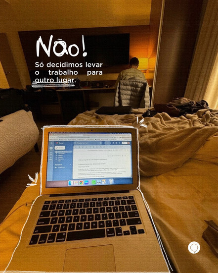 Computador em cima da cama 