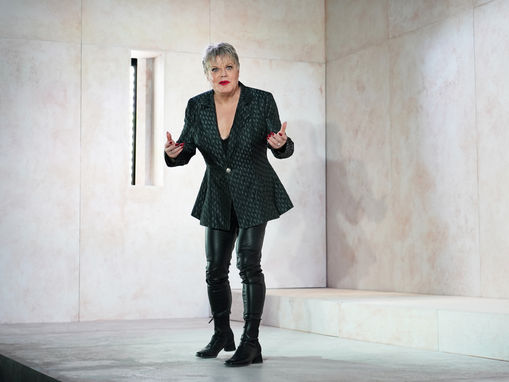 Review: Eddie Izzard’s ‘The Tragedy of Hamlet’ at Montalbán Theatre