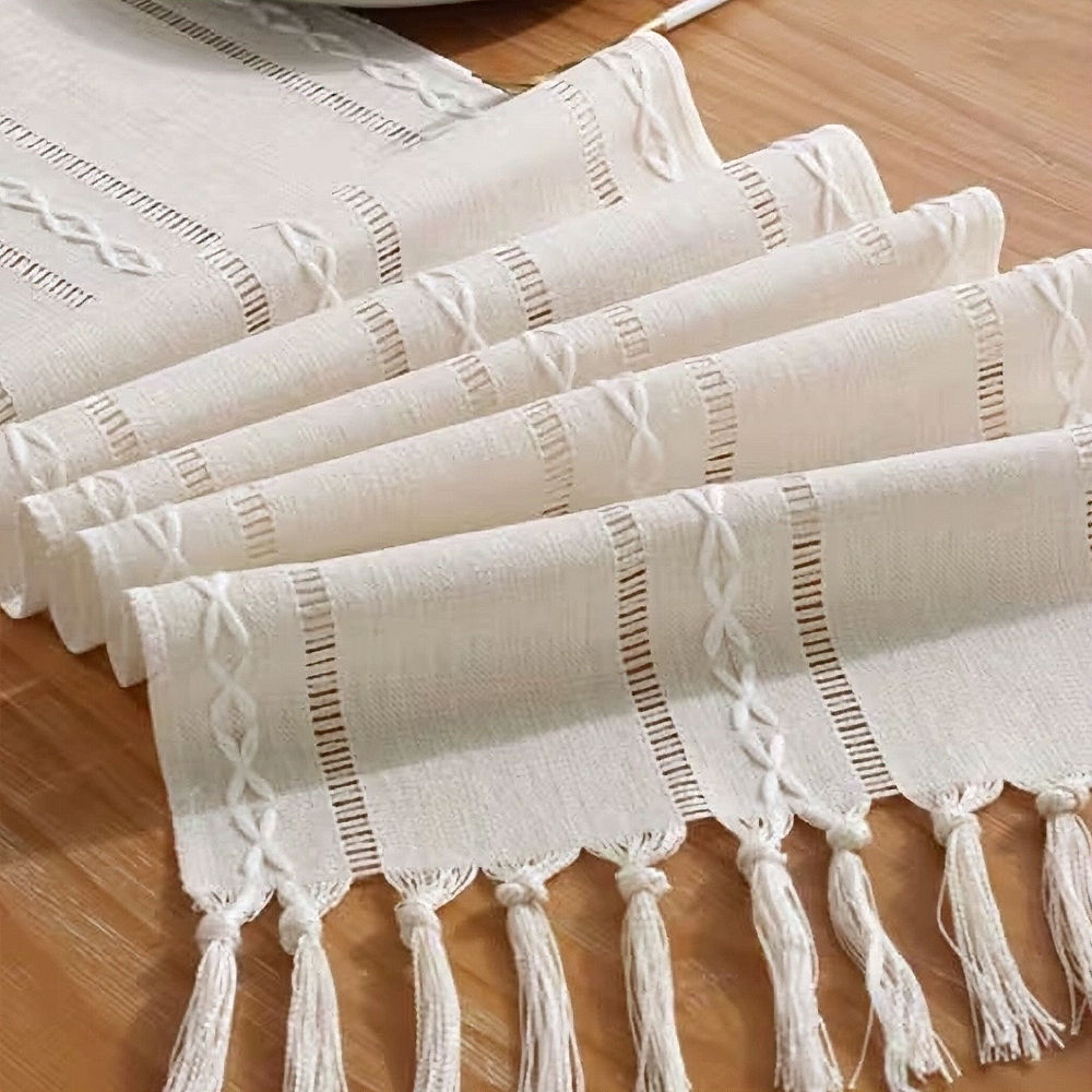 Camino de Mesa Boho Beige con Borlas Decorativas y Diseño Texturizado