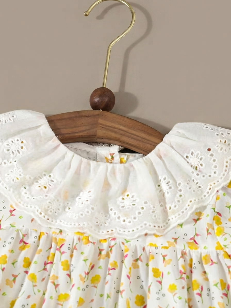 Thumbnail: Vestido para Niña Blanco Outfit con Flores Amarillas y Cuello Bordado