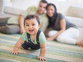 Cuándo Empiezan a Gatear los Bebés: 7 Señales Vitales que Papás y Mamás Deben Conocer