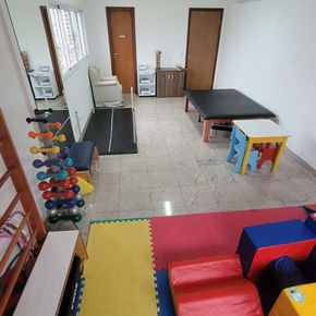 A imagem retrata uma sessão de terapia ocupacional na Clínica Recriar, mostrando um terapeuta especializado trabalhando com um paciente para promover o desenvolvimento motor e funcional. A Clínica Recriar, com unidades em Águas Claras e Asa Norte, oferece atendimento em terapia ocupacional para todas as idades, auxiliando na reabilitação física, autonomia e qualidade de vida. O ambiente acolhedor e a abordagem personalizada visam recuperar habilidades essenciais para o cotidiano, utilizando técnicas modernas e eficazes. A Clínica Recriar é referência em terapia ocupacional em Brasília, oferecendo cuidado especializado em todas as suas unidades.