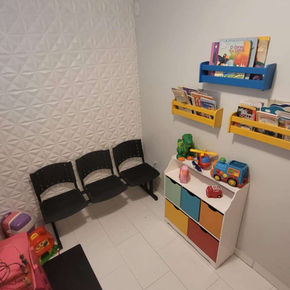 A imagem retrata uma sessão de fisioterapia infantil na Clínica Recriar, com foco no desenvolvimento motor de uma criança sob o acompanhamento de um fisioterapeuta especializado. A Clínica Recriar, com unidades em Águas Claras e Asa Norte, oferece atendimento personalizado em fisioterapia infantil para auxiliar no tratamento de condições físicas e motoras. A equipe utiliza técnicas modernas e adaptadas para promover a recuperação e melhorar a mobilidade dos pequenos pacientes, proporcionando um ambiente acolhedor e seguro. A Clínica Recriar é referência em fisioterapia infantil em Brasília, com atendimento especializado para crianças em todas as suas unidades.