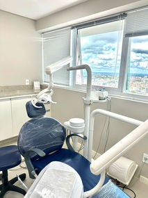 Equipe de dentistas da Orthoclin reunida em ambiente clínico moderno