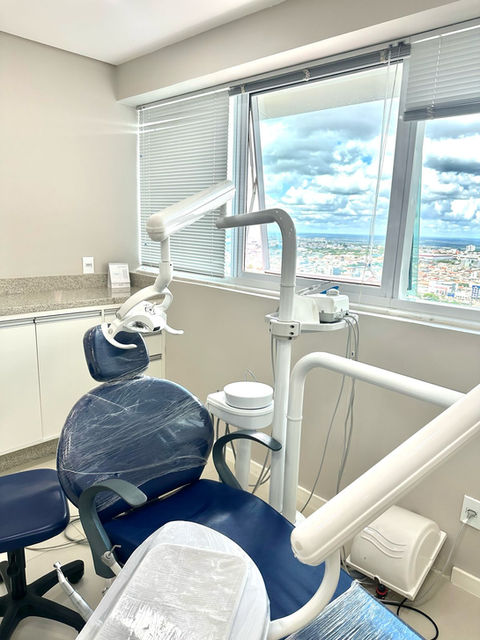 Equipe de dentistas da Orthoclin reunida em ambiente clínico moderno