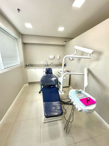 Vista da sala de atendimento moderna com equipamentos odontológicos avançados na Orthoclin