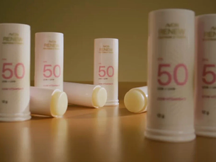 Avon Renew leva skincare e proteção solar ao formato stick