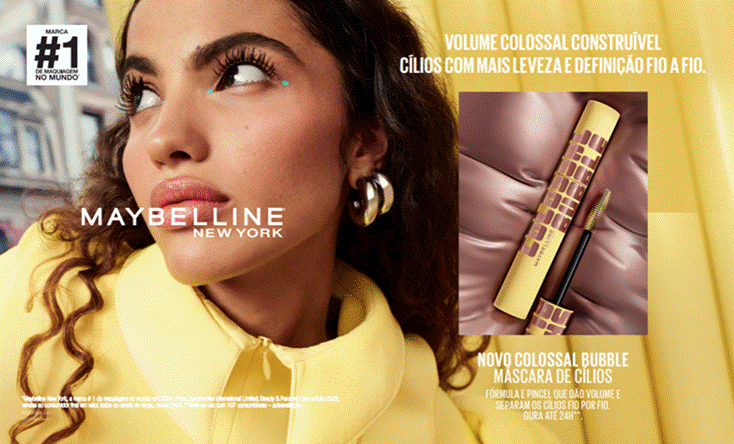 Mulher em anúncio da Maybelline New York, de roupa amarela, ao lado de máscara de cílios Colossal Bubble e texto promocional.