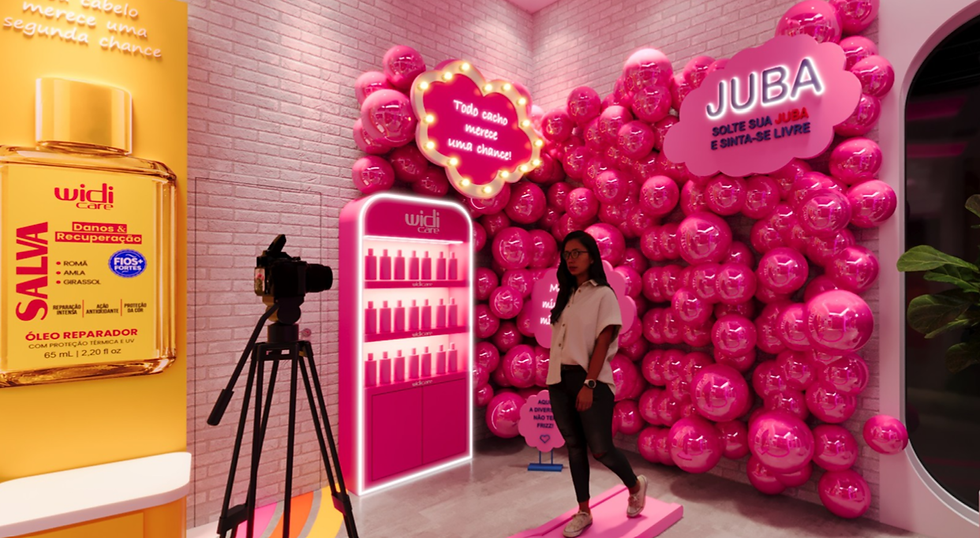 Mulher posa em espaço rosa da Widi Care, com câmera, balões e placas JUBA e Todo cabelo merece uma chance.