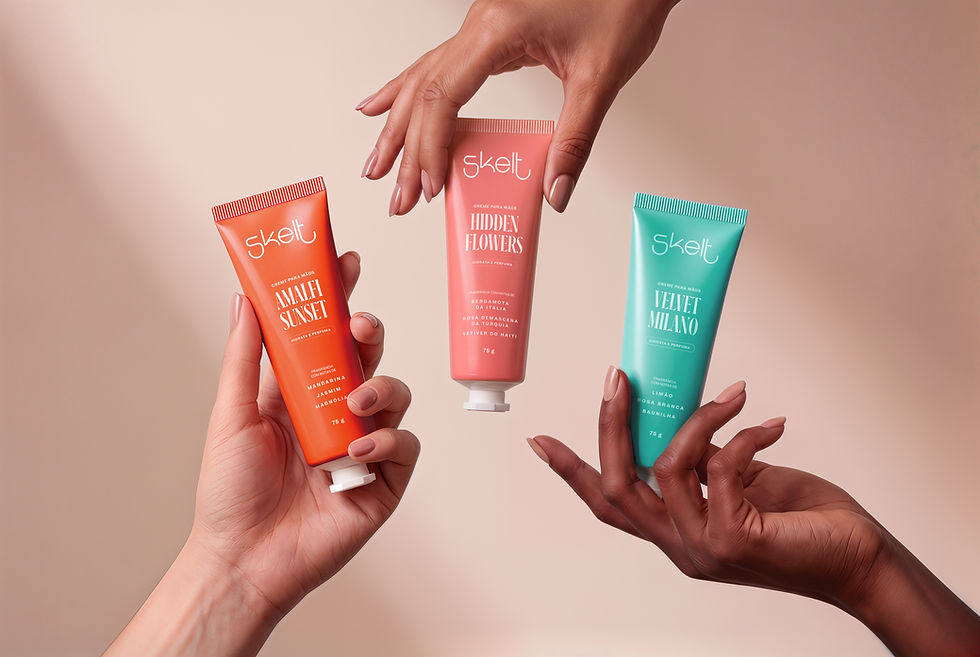 Três mãos seguram tubos de creme Skelt laranja, rosa e turquesa sobre fundo bege.