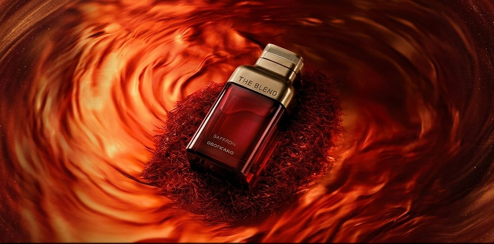 Frasco de perfume vermelho The Blend Saffron da O Boticário sobre fundo em redemoinho alaranjado.