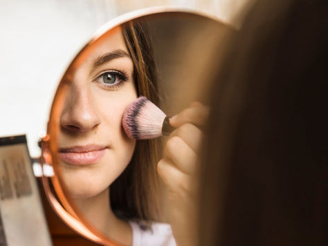 TONS FRIOS E BRILHO SOFISTICADO GUIAM AS MAQUIAGENS DE FIM DE ANO, APONTA MAQUIADORA YUMI MISUQUI