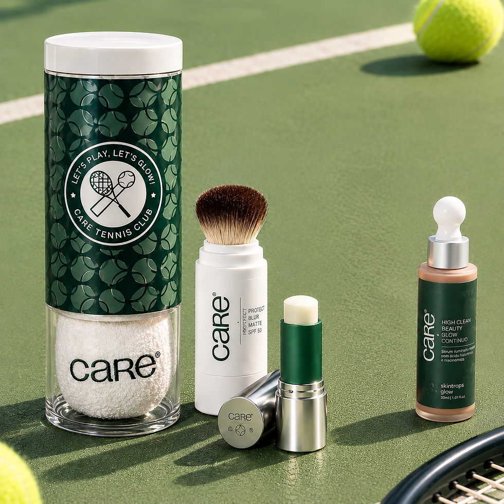 Produtos de beleza CARE em quadra de tênis, com bola e raquete, incluindo pincel, bastão e sérum em embalagens verdes.