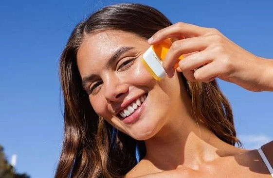 PROTETOR SOLAR EM BASTÃO É PRÁTICO, MAS É EFICAZ? VEJA O QUE A SBD-RESP RECOMENDA
