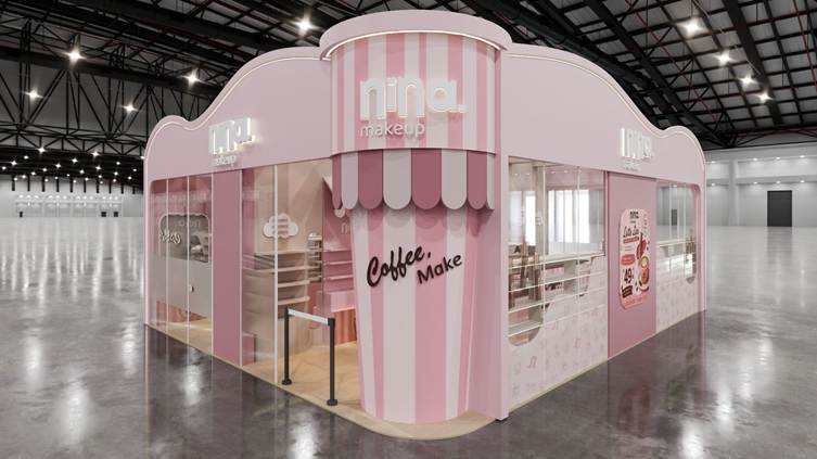 Quiosque rosa da "Nina Makeup" com listras, em um centro de convenções amplo e iluminado. Placas: "Coffee Make". Ambiente moderno.