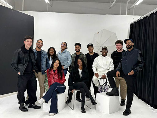 JOHN JOHN ASSINA FIGURINOS DA BANDA DOS CURUMINS NA TURNÊ 2025 - 2026