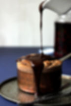 Σουφλέ σοκολάτας με ρούμι και σάλτσα σοκολάτας