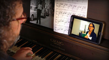 homme-regarde-cours-de-piano-en-ligne