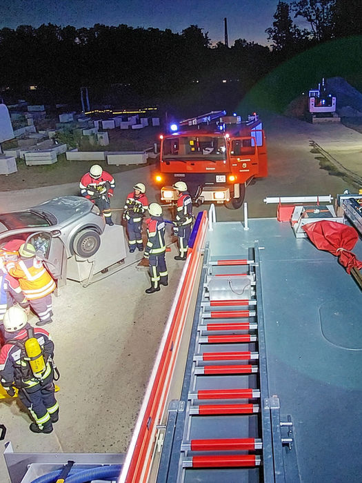 Rettungskräfte bergen Personen nach nächtlichem Autounfall mit umgekipptem Fahrzeug.