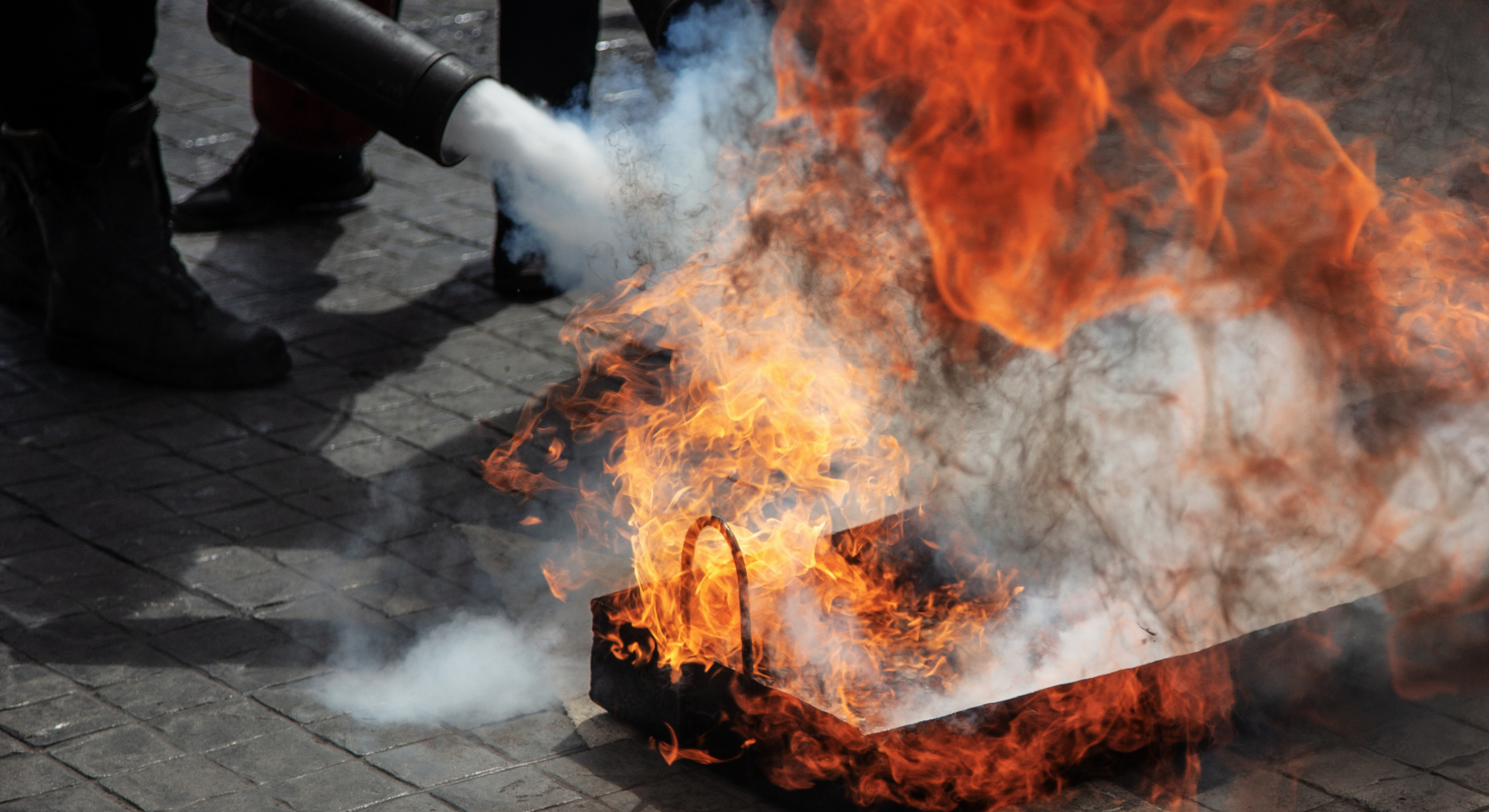Feuer wird mit einem Feuerlöscher gelöscht, Rauch, Flammen, Start, SL SustainGuard