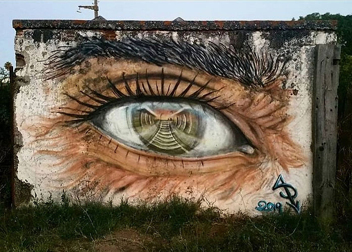Cópia de My latest #mural _Time Line__features an old man's eye reflecting the the train r