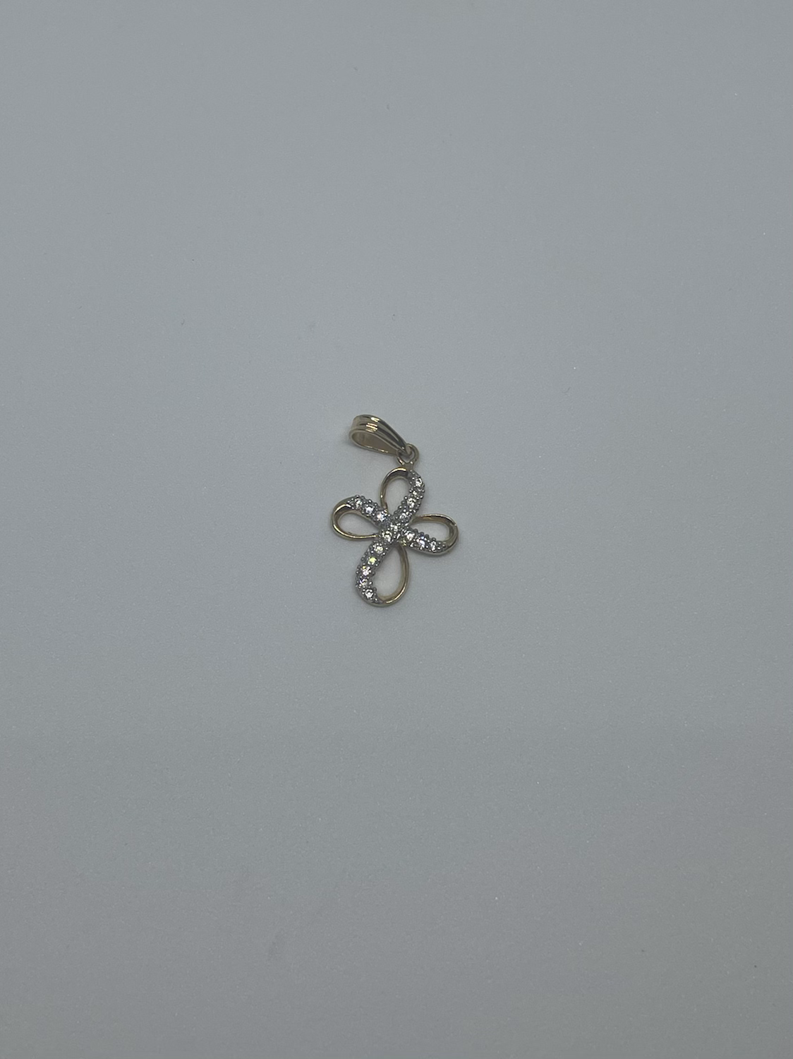 Dije en oro amarillo 18K con zircones blancos