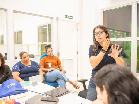 Aline Miguel durante ação educativa no Instituto Algar