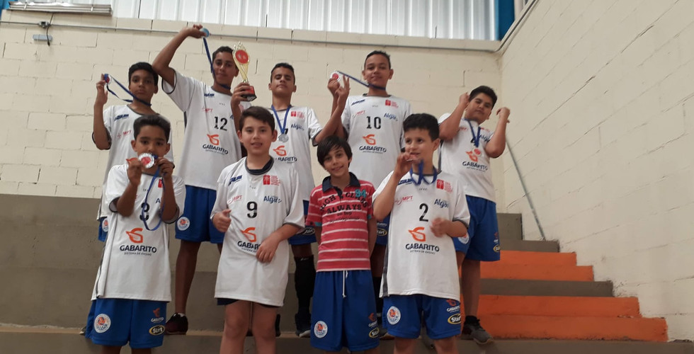 Imagem mostra oito adolescentes em comemoracao apos atividade esportiva